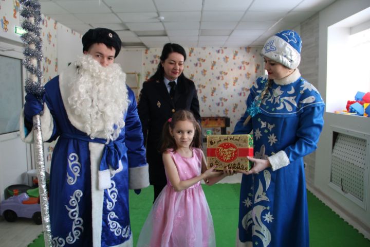 Полицейский Дед Мороз вручил подарки заинским детям