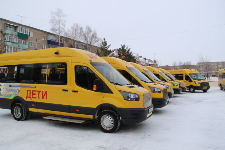 Заинску подарили школьные автобусы