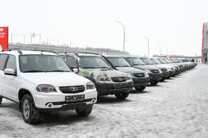 Рустам Минниханов вручил автомобили работникам районных управлений сельского хозяйства