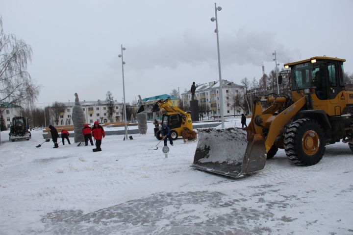 В Заинске продолжаются работы по уборке снега