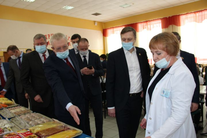 Депутат Госдумы Олег Морозов остался доволен организацией школьного питания в Заинском районе