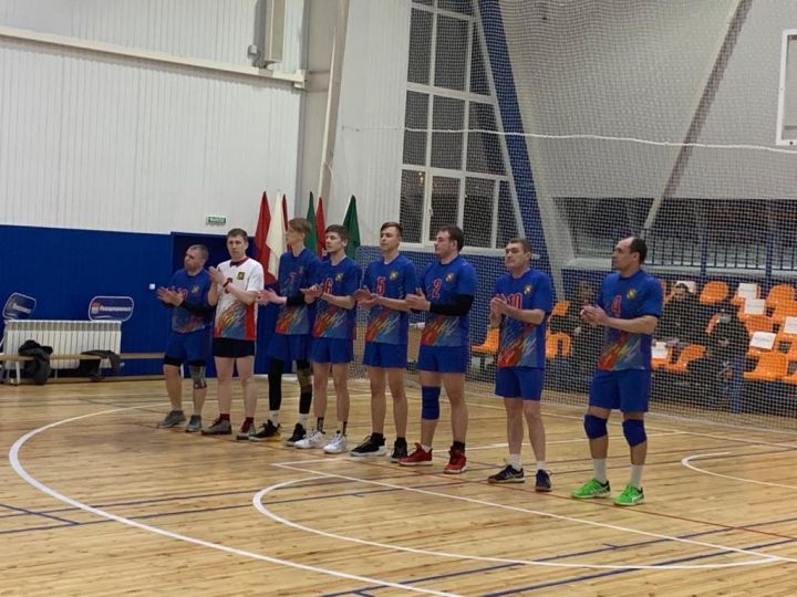 В Заинске проходят зональные соревнования Чемпионата РТ по волейболу