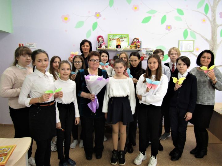 Заинская поэтесса Надежда Чепурная прочитала школьникам свои стихи