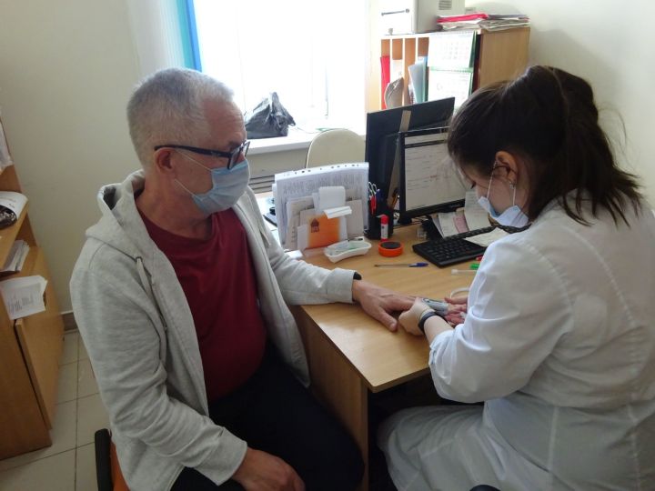 Заинский фармацевт и депутат Рустам Аглямов вакцинировался от Covid-19