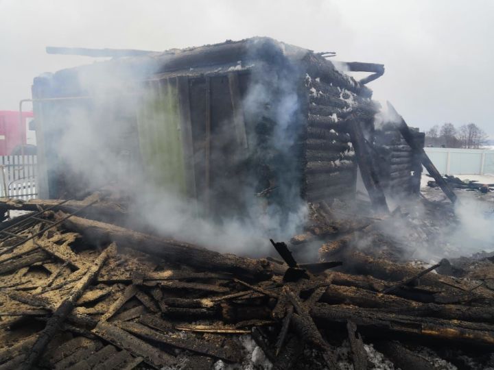 Житель села Пуст-Ашит остался без дома из-за пожара