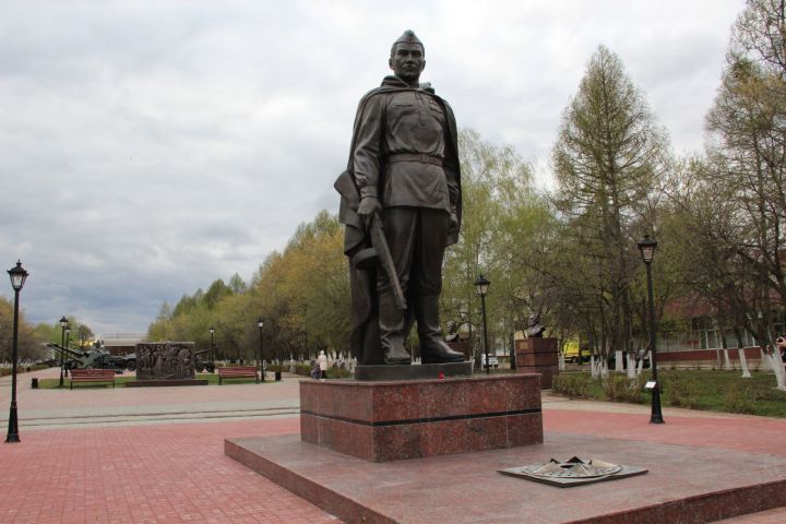 В Заинске установили обновленный памятник Воину-освободителю
