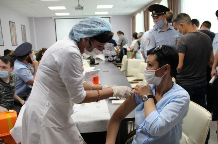 В Заинске вакцинация от COVID-19 проводится в трех стационарных пунктах и выездными бригадами