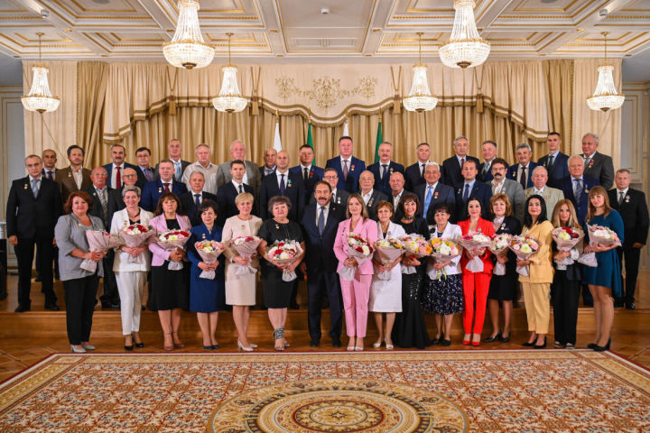 В Татарстане 49 выдающимся жителям вручили госнаграды