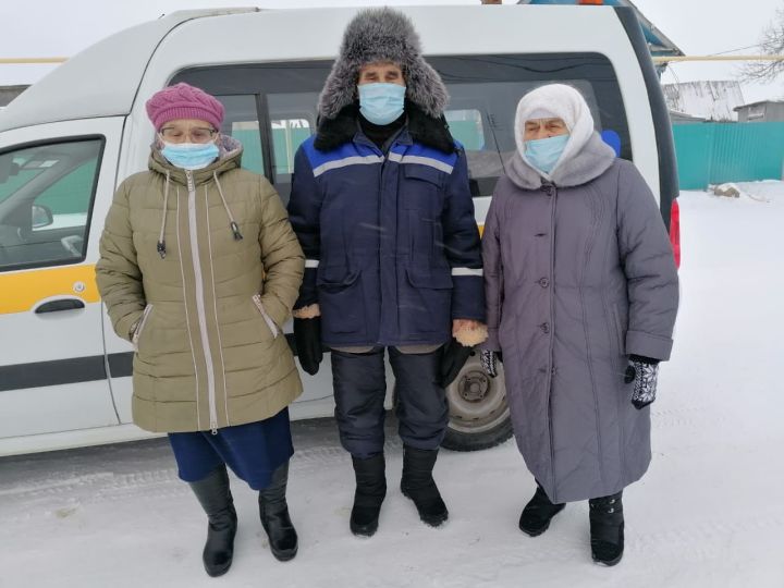 Пожилых заинцев из отдаленных деревень доставляют в районную больницу для диспансеризации