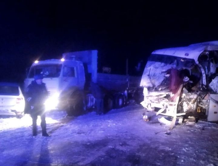 В аварии с автобусом и грузовиком в Татарстане погиб один из водителей