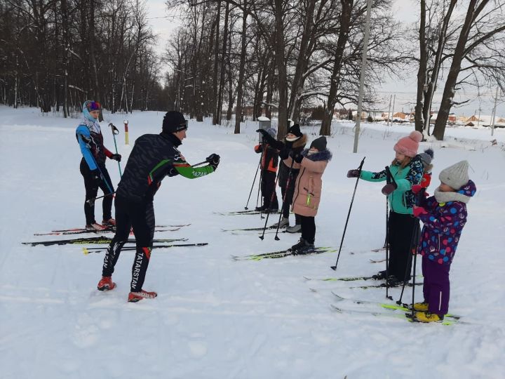 В Заинске для ребят социального центра провели лыжные гонки