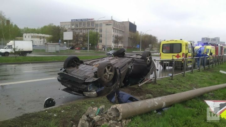 В Татарстане легковой автомобиль снес столб и перевернулся