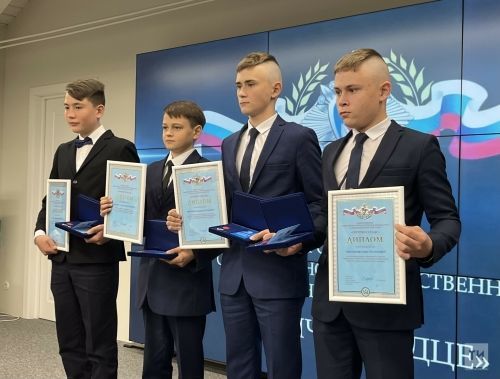 Четверых подростков из Татарстана наградили за спасение на пожаре