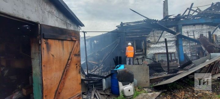 В Татарстане при пожаре в частном доме погиб подросток