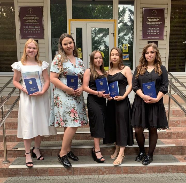 5 выпускниц медколледжа решили вернуться работать в родной Заинск