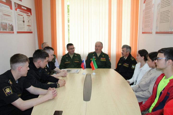 Ветераны вооруженных сил встретились с курсантами военных учебных заведений