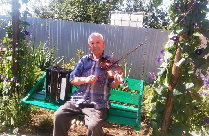 96-летний житель Заинского района виртуозно играет на баяне и скрипке