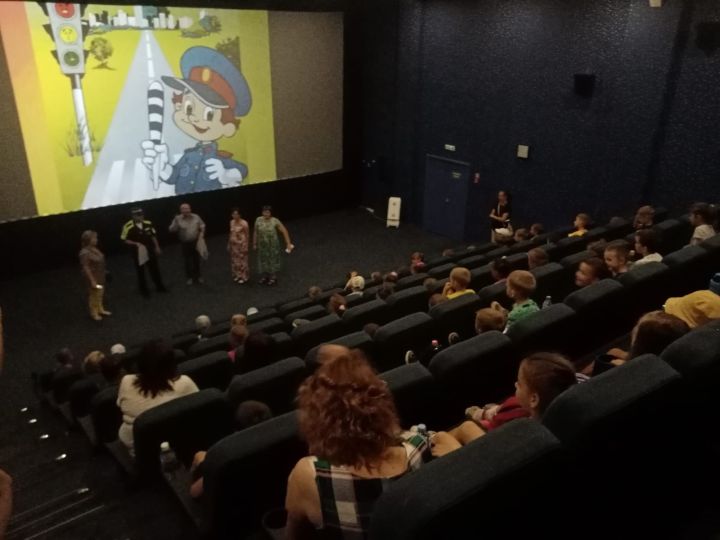 В Заинске сотрудники ГИБДД устроили дошколятам поход в кино