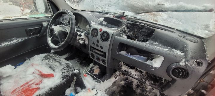 В Заинске в автомобиле случилось возгорание