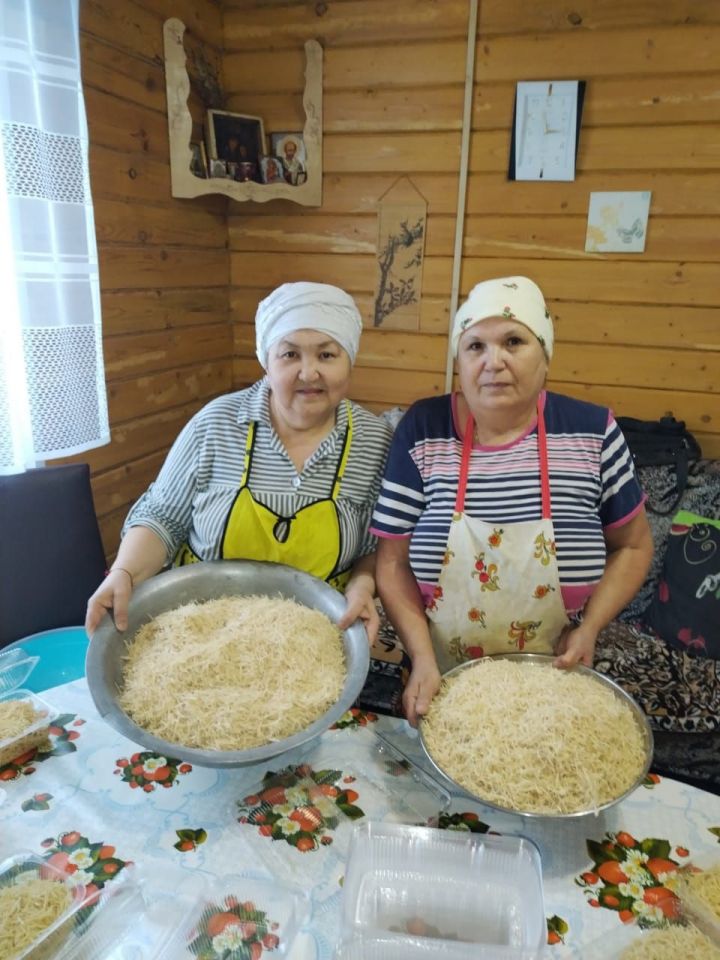 Жительницы Заинска-2 делают домашние заготовки для участников специальной военной операции и жителей Лисичанска