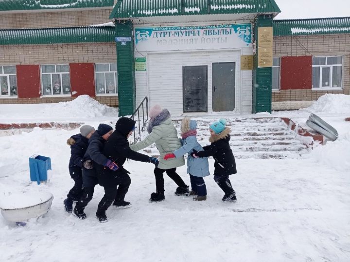 Зәй районы Дүрт-Мунча авылы мәдәният йорты хезмәткәрләре укучыларның кышкы ялын күңелле үткәрде