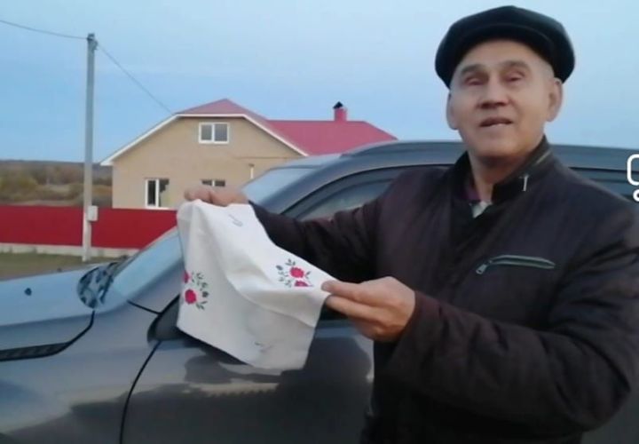 “Әниемнең моннан 71 ел элек әтигә бүләк иткән кулъяулыгын кадерле ядкарь итеп саклыйм”