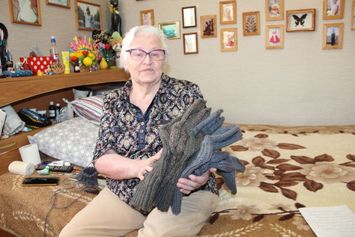 Заинская пенсионерка связала 23 пары теплых носков для бойцов СВО