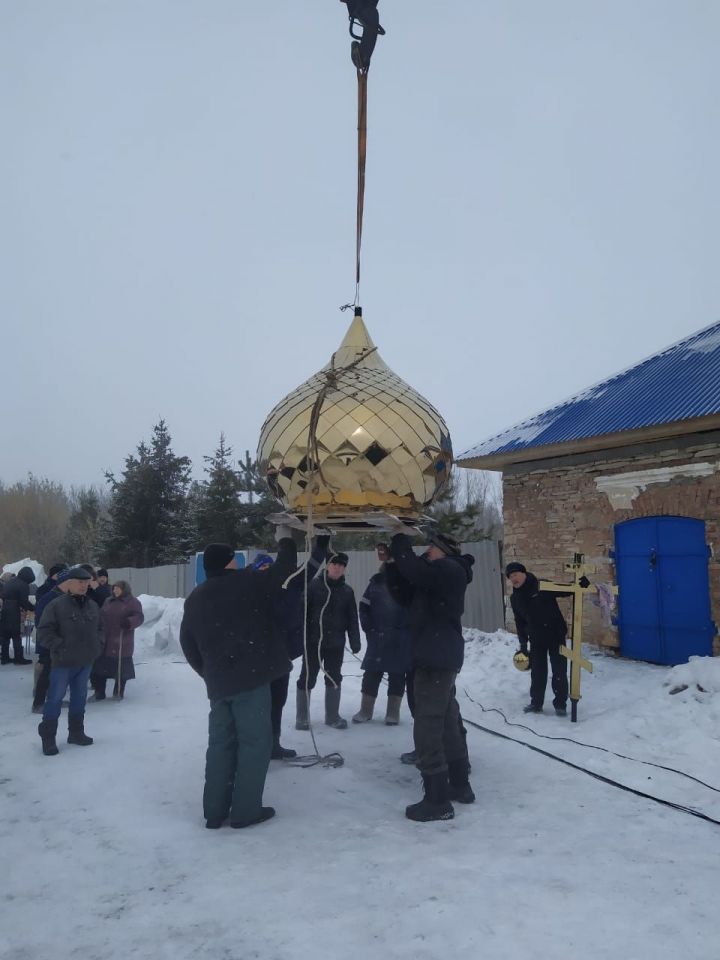 Сарсаз-Багражда төзекләндерелүче иман йортына купол куелды