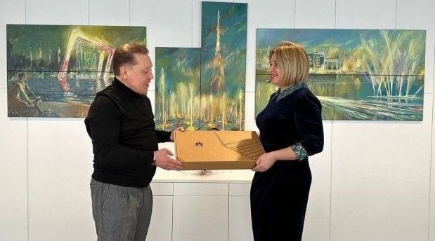РФ Дәүләт Думасы депутаты Зәй балалар музыка мәктәбенә компьютер тапшырды