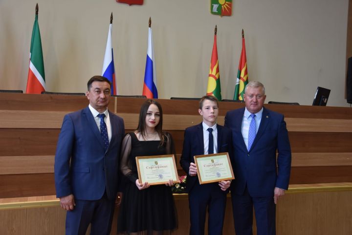 Зәйдә ике укучы 30 мең сумлык Ринат Фәрдиев премиясен алды