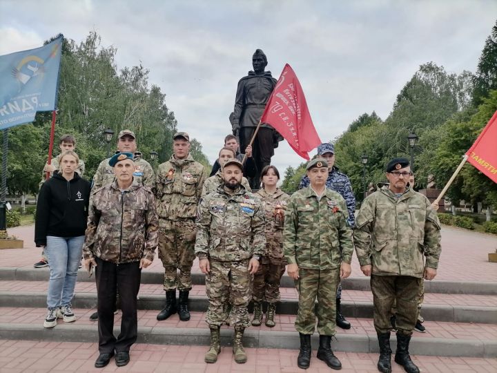 Бүген зәйлеләр иртәнге сәгать 4тә Азатлык китерүче солдат һәйкәле янына җыелды