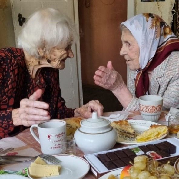 Зәйдә сугыш ветераннары Анна Моисеева белән Валентина Лыкова дистә елдан соң очраштылар