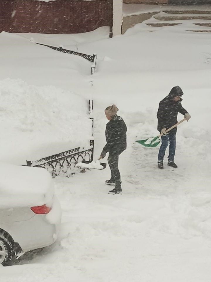 В Заинске жители многоквартирных домов расчистили снег во дворе