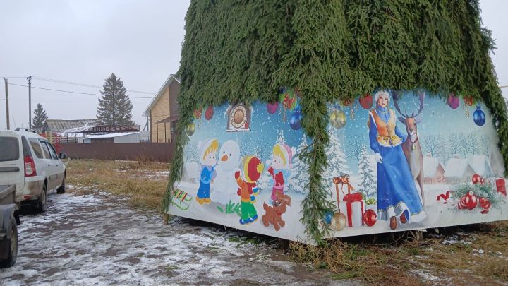В Заинске установили две главные елки