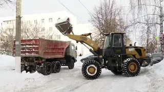 В Заинске продолжается работа по уборке снега