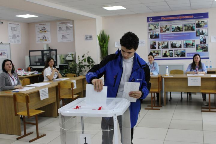 Первые выборы: 18-летние заинцы проголосовали за будущего Президента России