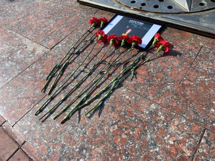 В Заинске появился стихийный мемориал в память о погибших в «Крокус Сити Холле»