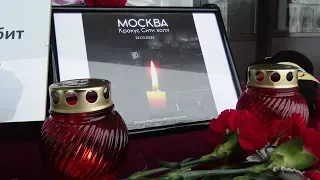 В Заинске к мемориалу несут цветы
