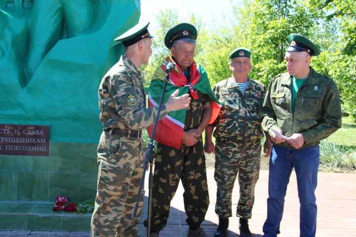 Зәйнең чик сакчылары янгыннан зыян күргән хезмәттәшләренә ярдәм иттеләр