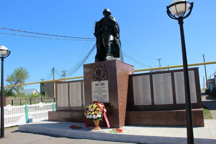 В Старом Заинске автором памятника погибшим в годы войны был военком Михаил Голов