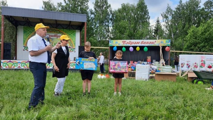 Сарсаз-Баграж Сабантуенда махсус хәрби операциядә һәлак булган егетнең амәнәтен үтәделәр