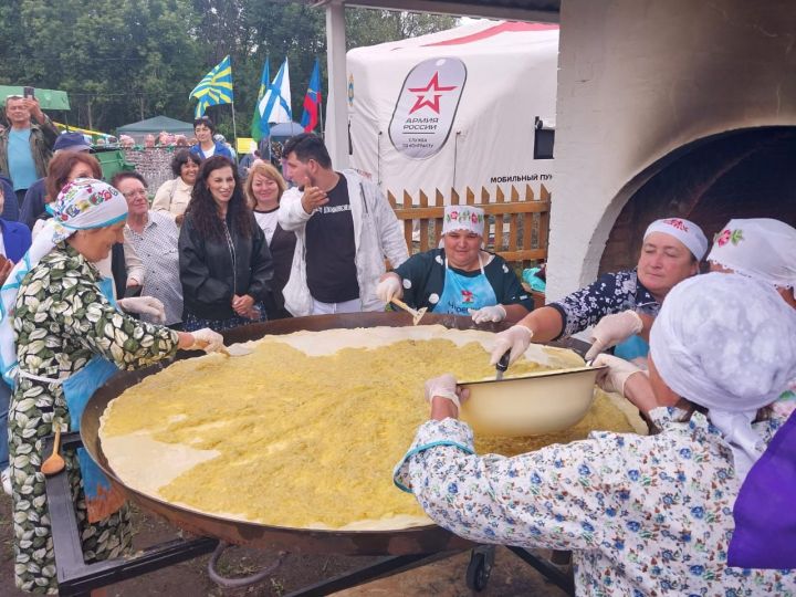 Луковый пирог в полтора метра испекли в Черемшане