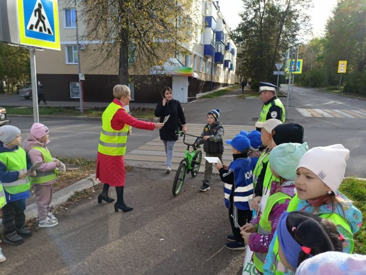 В Заинске на совместное патрулирование с инспекторами ДПС вышли дошкольники