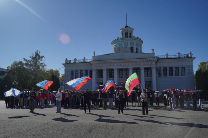 В Татарстане организовали флешмоб в честь Дня воссоединения новых регионов с Россией