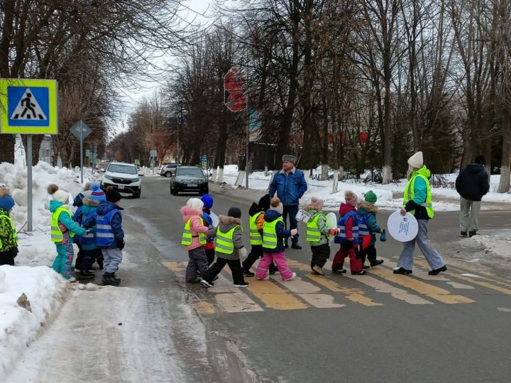 В Заинске состоялась акция по детской дорожной безопасности