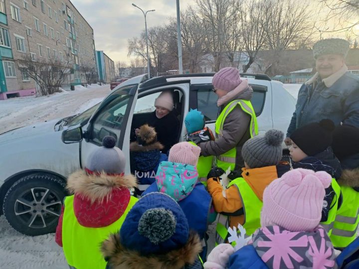 В Заинске дети написали рекомендации водителям на бумажных снежинках