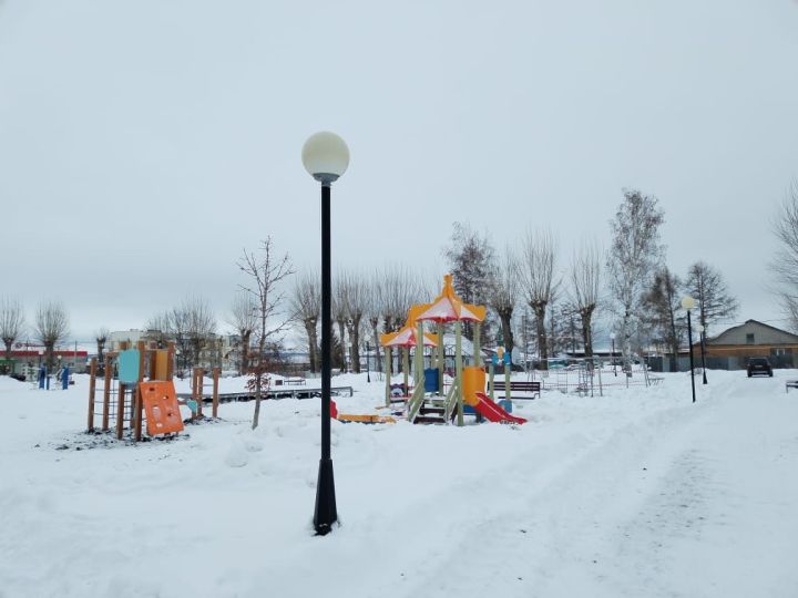 В Заинске установили игровые элементы на детских площадках