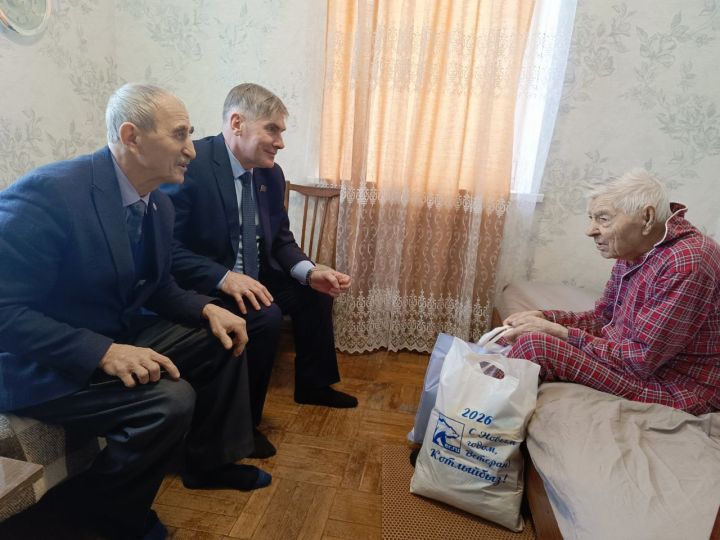 В Заинске поздравили ветерана Великой Отечественной войны Леонида Мачтакова с наступающим Новым годом
