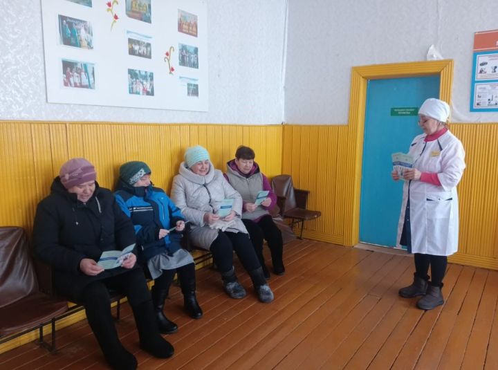 Заведующая Ахметьевского ФАПа Зульфира Шамсетдинова обсудила профилактику ВИЧ с жителями