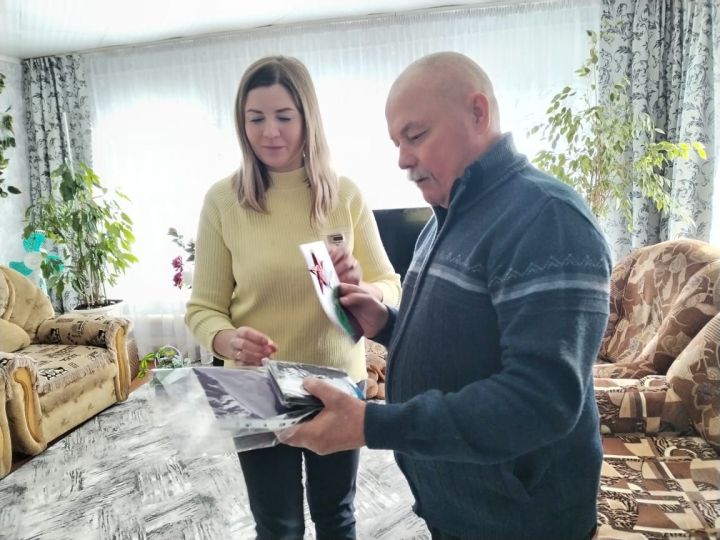 В Заинске вручили подарки отцам погибших участников СВО